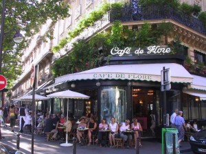 El Café de Flore en Saint Germain des Pres. Aquí pasaban muchas tardes Jean Paul Sarte y Simone de Beauvoir, y desde aquí se debió ver bien la revolución del 68.