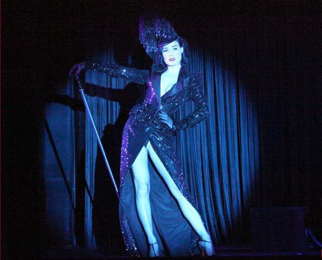 Dita Von Tease durante su espectáculo en el Crazy Horse. La noche parisina en pleno explendor