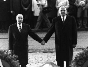La reconciliación entre Francia y Alemania. Mitterrand y Kohl unidos en el Memorial de Verdún donde centenares de miles de europeos se mataron mutuamente.