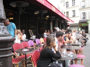 La plaza de la Constrescarpe, concurrida de día y con algo de ambiente durante la noche. Muchos restaurantes y pubs en este bonito rincón del barrio de Mouffetard