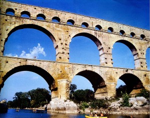 Arcadas del acueducto romano del POnt du Gard, en plena Provenza.