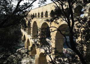 Vista del acueducto desde una de las subidas que permiten llegar al canal por donde circulaba el agua.