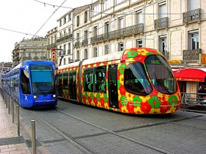 Los coloridos tranvías de Montpellier contrastan con el blanco de la piedra de los edificios del centro.