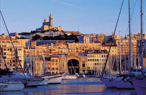 El puerto Viejo de Marsella baja la luz cálida del atardecer mediterráneo.