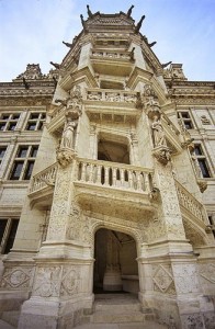 Famosa escalera del castillo de Blois, uno de los más bellos de todo el Valle del Loira