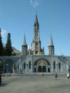 Santuario construido en el lugar donde el mito afirma que apareció la Virgen católica.