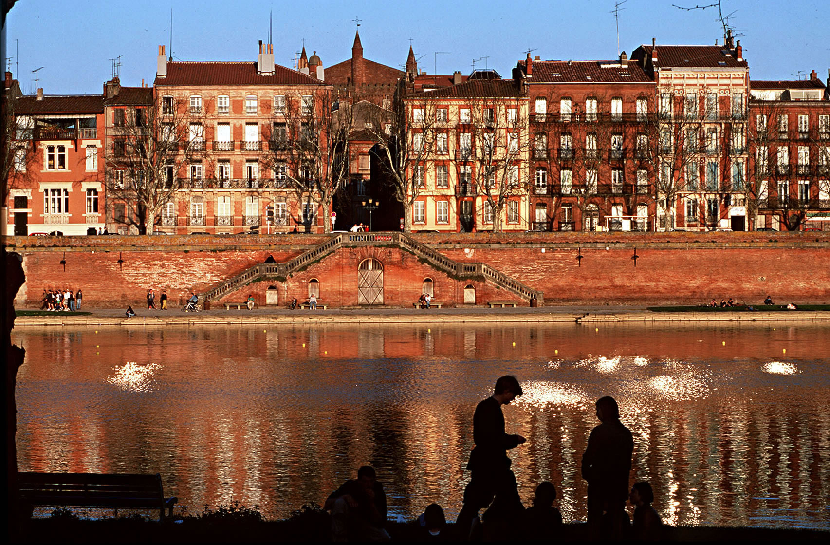 Toulouse, el Garona y los edificios de ladrillo rojo se solapan en una visión maravillosamente desconocida.