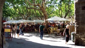 Restaurante en la Plaza aux herbes en Uzès