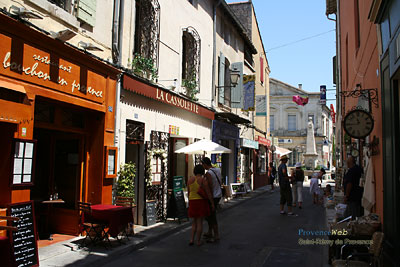 El bullicioso pueblo de St Remy ofrece vestigios romanos y muchas tiendas y restaurantes.