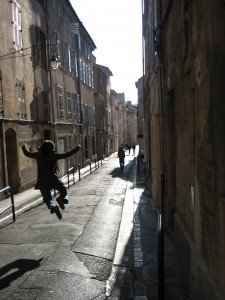 Alegria en las calles de Aix, un esudiante que acaba de terminar, con éxito, sus estudios.