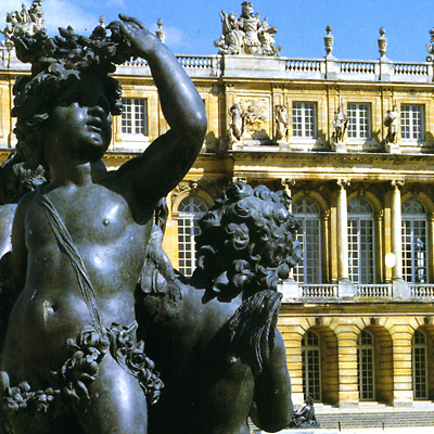 Estatua en el estanque frente al palacio. Desde allí el Rey Sol contemplava su vasto poder