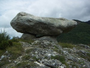 Dolmen de Sem, un ejemplo de las abundantes muestras megalíticas del departamente y de toda la región pirenáica