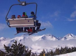 Disfrutando en familia del esquí en los Pirineos