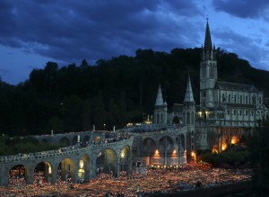 Apoteósis católica frente al santuario, que recuerda, un poquito, a EuroDisney.