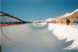 El skate en hielo, y el rocodromo helado, el half-pipe. Numerosas estaciones de los Pirineos y Alpes ya tienen estás instalaciones