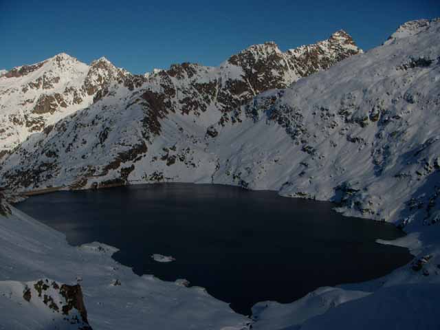 El lago de Artouste congelado en un gélido enero