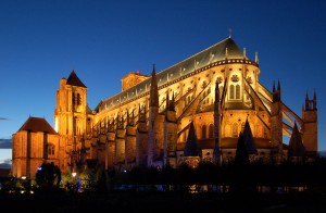 La gran catedral de Saint Etienne, con 37 metros de altura vista por la noche. Patrimonio Universal de la Unesco