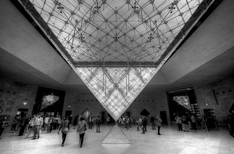 La magnífica pirámide del Louvre, inaugurada durante el mandato de François Mitterand.