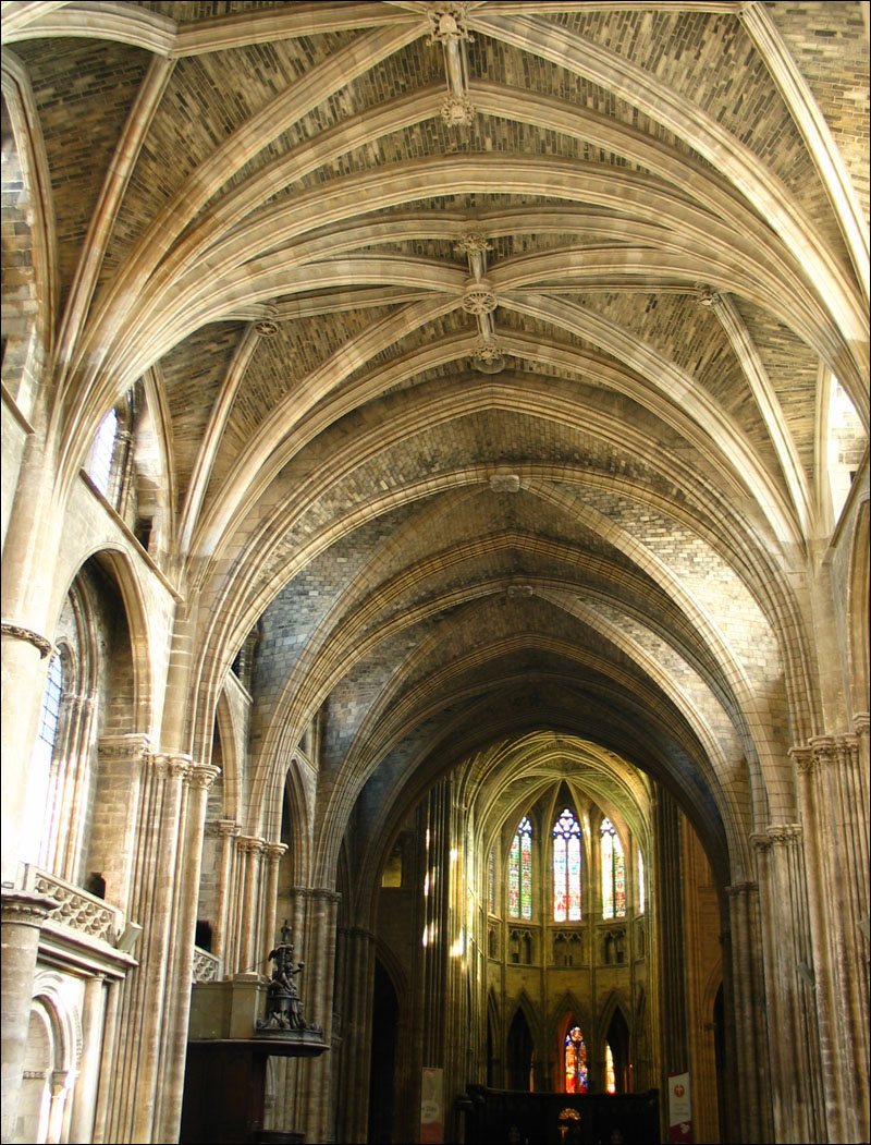 Bóveda de la nave central de la catedral. Se puede apreciar bien la altura y la grácil sujección de la arquitectura gótica.
