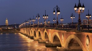 Romántica vista en blanco y negro del Pont de Pierre, el único puente que une el casco antiguo de Burdeos con la orilla este de la ciudad.