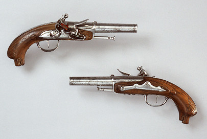 Pistolas de oficial de la marina francesa. Muchas armas de época se puden ver en las vitrinas del museo.
