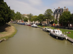 El Canal du Midi a su paso por Carcasona. En pleno centro de la ciudad un medio de transporte tan desconocido como interesante. ¡¡Para descubrir!!