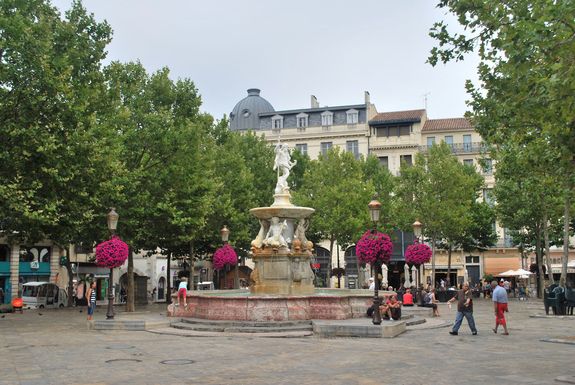 Place Carnot, la plaza centro de la Bastide St Louis. Mercados con productos del país tres días por semana.