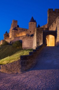 Cite-carcasona-francia-arqueologia-historia-hoteles-viajar-cultura-musica-languedoc-toulouse-marsella-paris-gastronomia Atardecer en el midi. La fortaleza y ese azul índigo que pone los pelos de punta. Es la hora de comer..