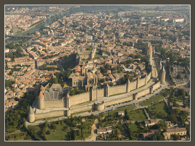 Vista aérea donde se contempla con claridad la organización de la Cité y de la Bastide de St Louis al fondo