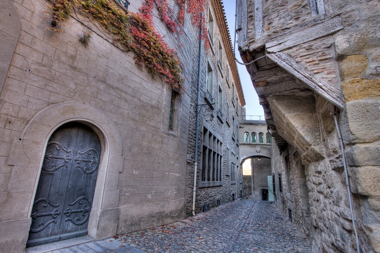 Una calle de la Cité. Cada muro, cada casa podría servir de decorado para las aventuras del Capitán Alatriste! 