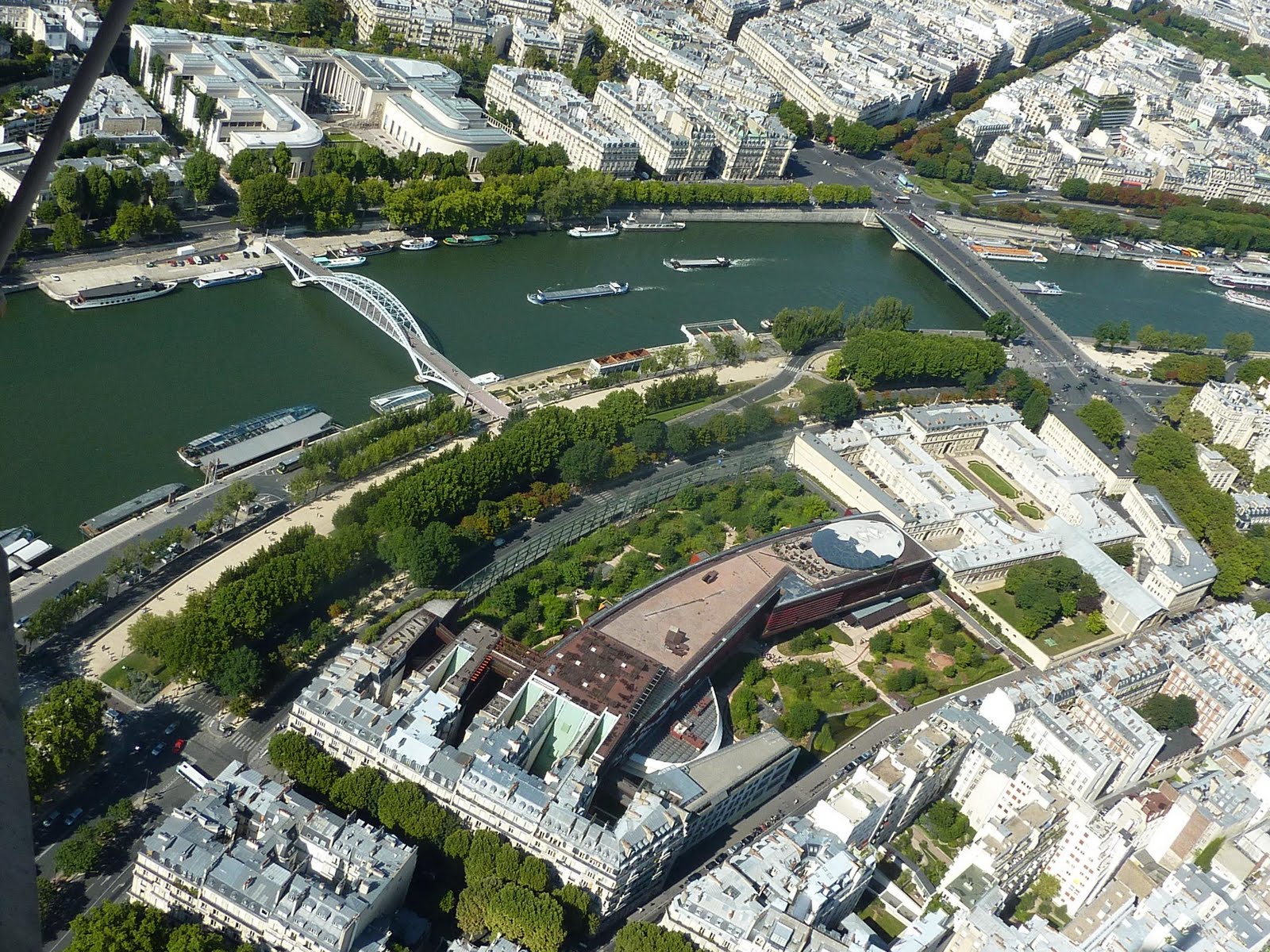Vista aérea del Museo del Quai Branly, junto al Sena, el MAM (Museo de arte contemporánea) y la Torre Eiffel. Se observa bien la integración del edificio con los jardines, los mergenes del Sena y el resto de los edificios.