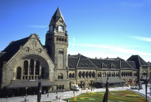 La bella estación de Metz, ya centenaria, une la ciudad con París de forma muy rápida gracias al TGV este.