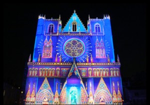 La catedral Saint Jean durante la fête des lumières, la fiesta de las luces.