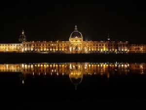 El espectacular edifico del Hoterl de Dieu en una vista nocturna.