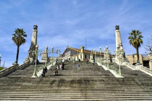 Escalinata que da acceso a la Estación St Charles, que se sitúa en la zona alta de la ciudad.