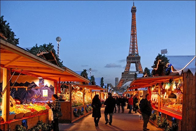 Los mercados de Navidad inauguran las fiestas navideñas en París. Todos los barrios se iluminan y celebran su Navidad particular.