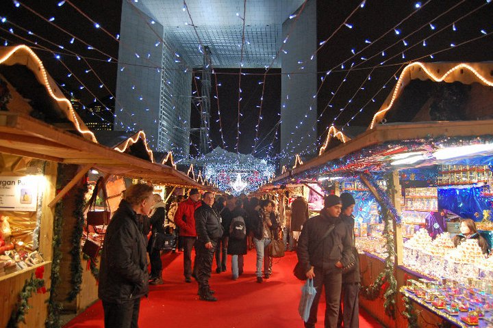 Mercado de Navidad en la Defense, casetas iluminadas con los mejores productos de la gastronomía francesa.